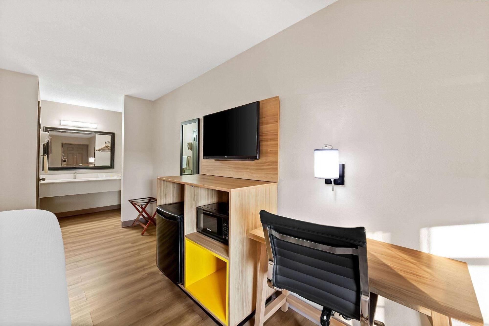 Days Inn By Wyndham Brownsville Екстериор снимка