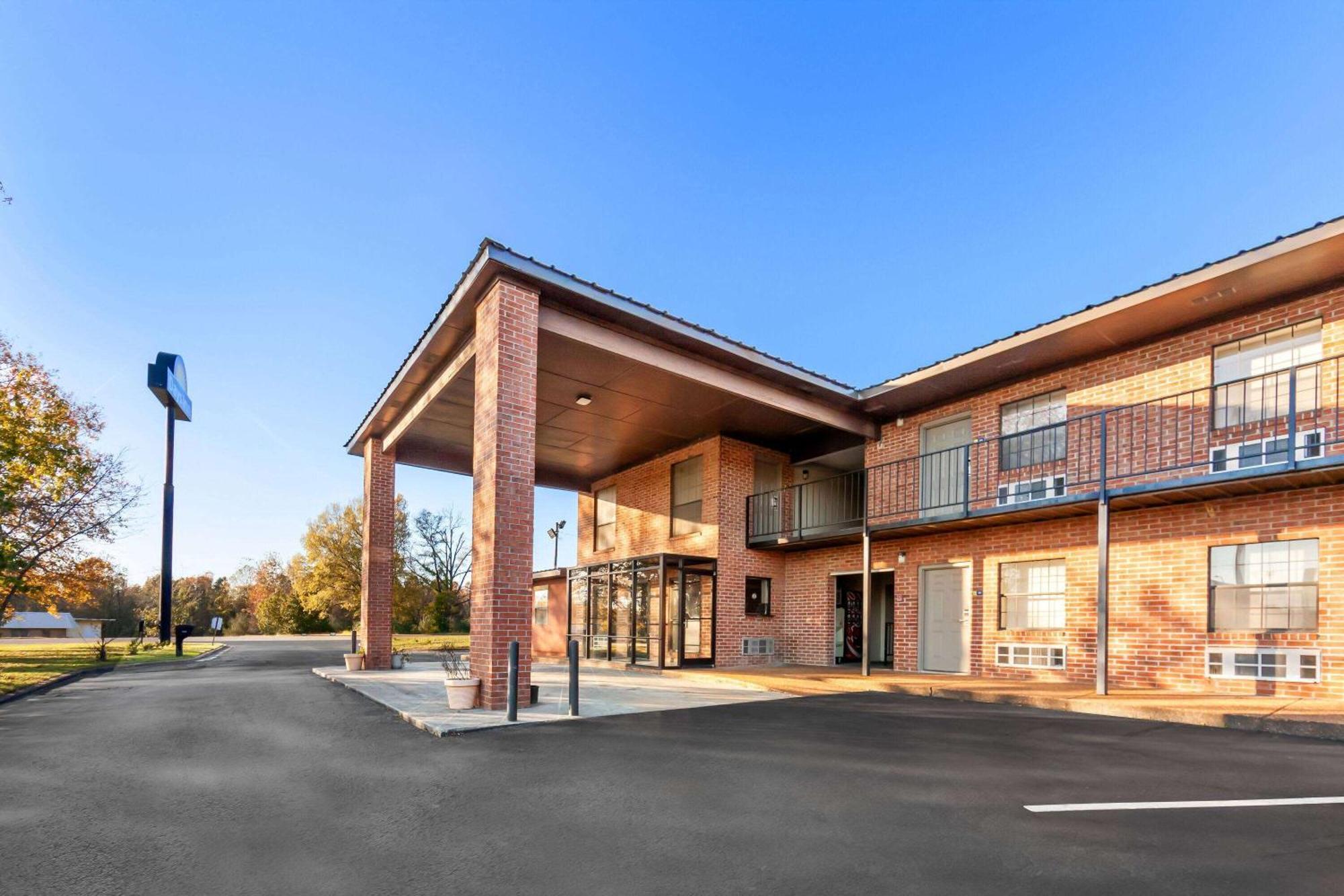 Days Inn By Wyndham Brownsville Екстериор снимка