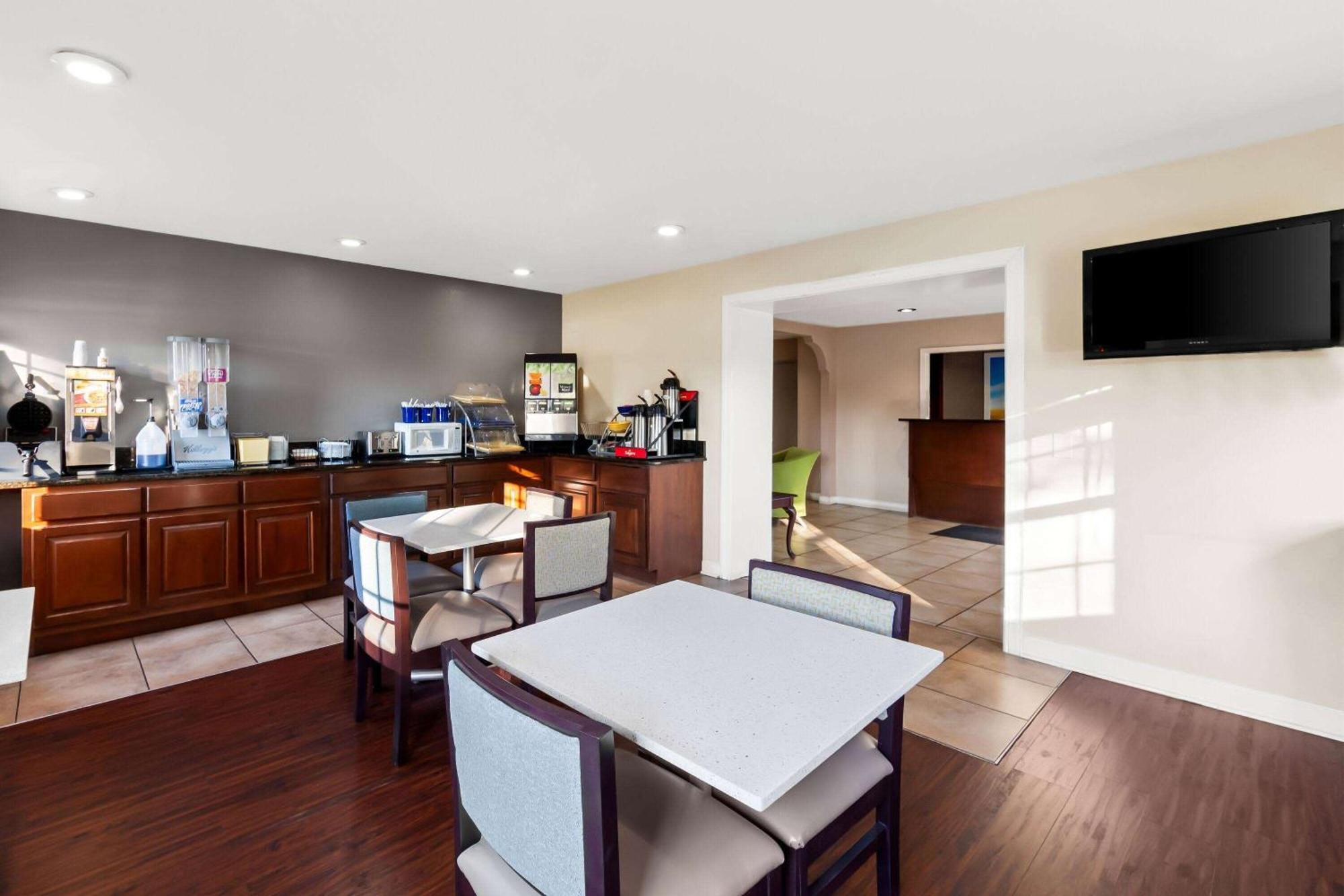 Days Inn By Wyndham Brownsville Екстериор снимка