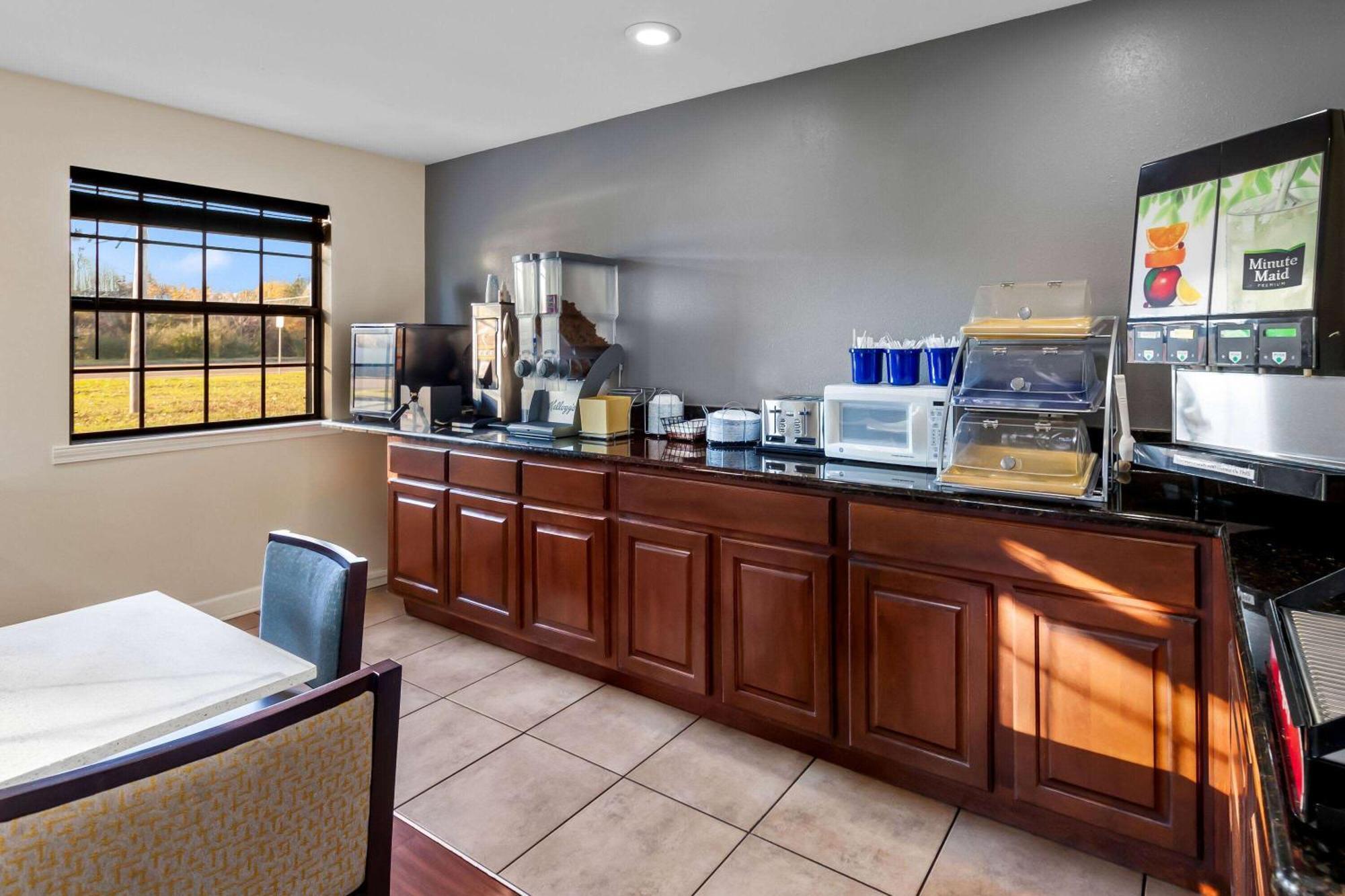 Days Inn By Wyndham Brownsville Екстериор снимка