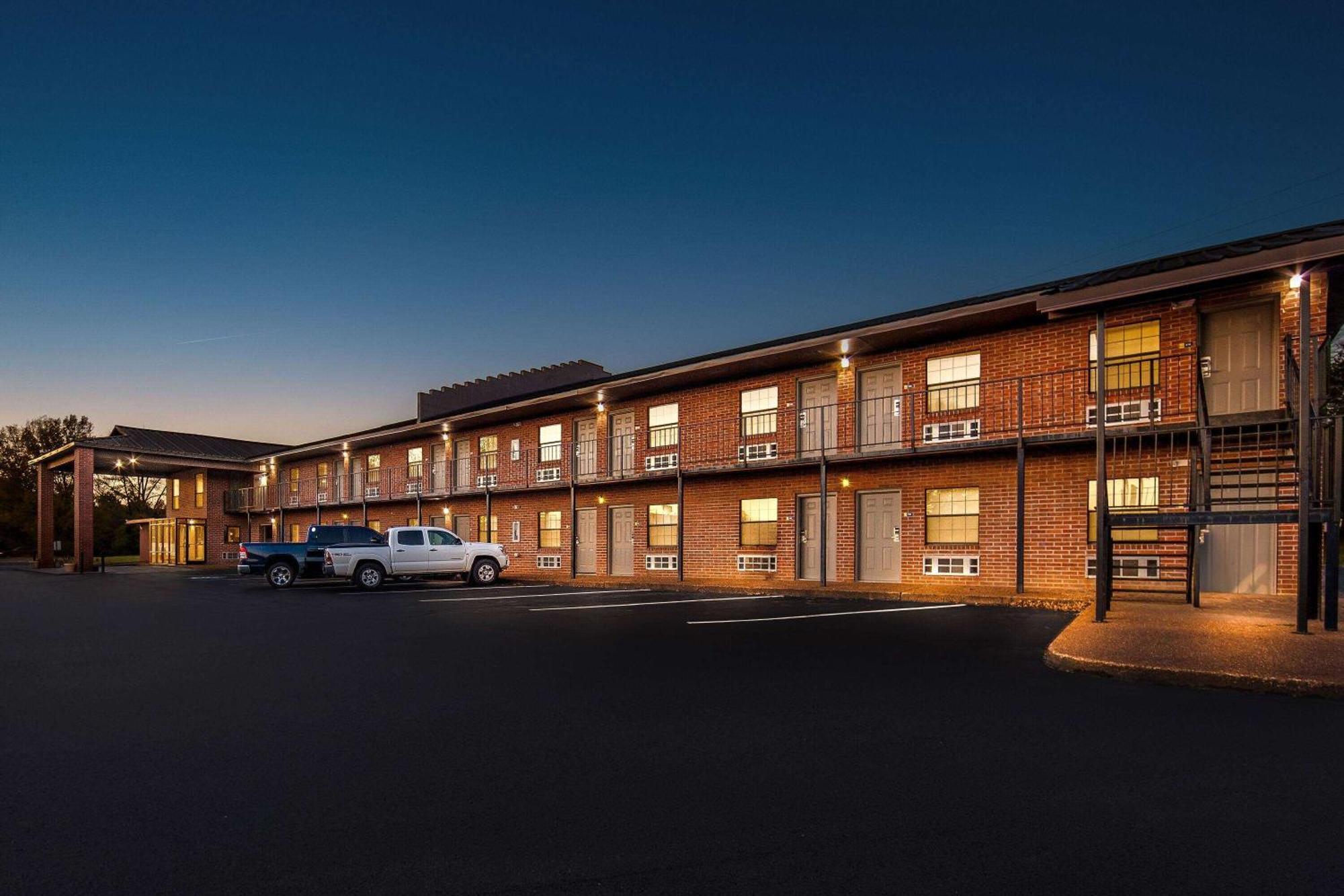 Days Inn By Wyndham Brownsville Екстериор снимка